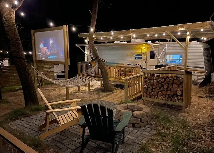 Ramblin Rose Camper - Theater - Hot-Tub - Fire Pit