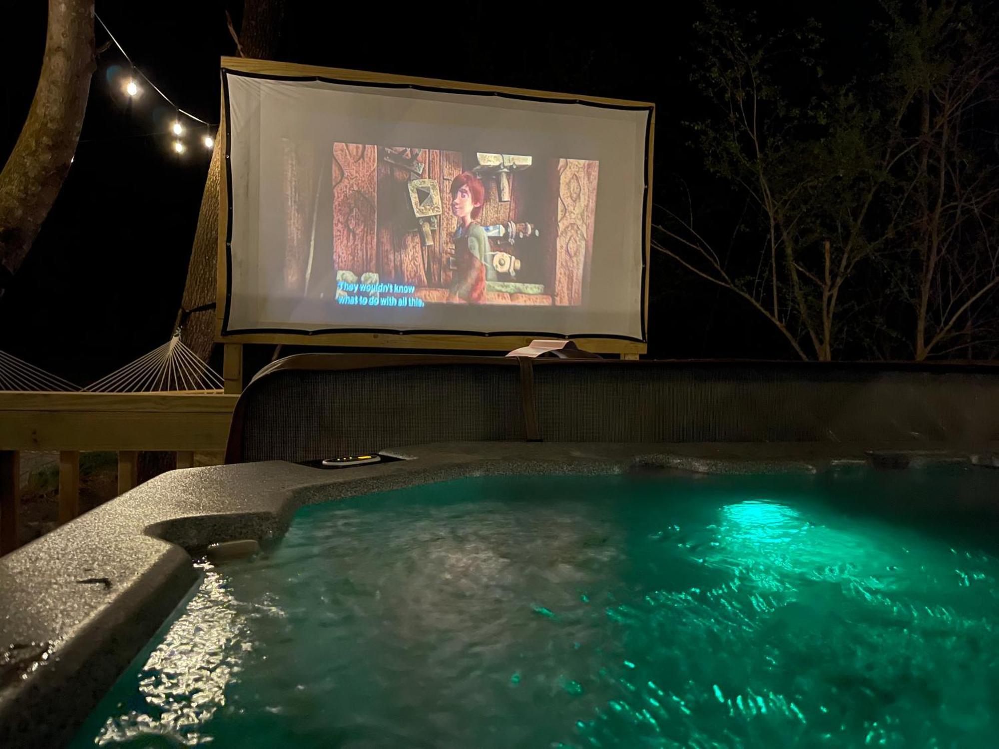 Ramblin Rose Camper - Theater - Hot-tub - Fire Pit Ferienhaus Jonesville