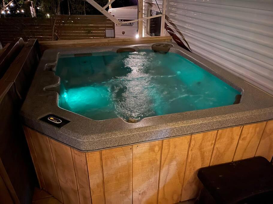 Ferienhaus Ramblin Rose Camper - Theater - Hot-tub - Fire Pit *