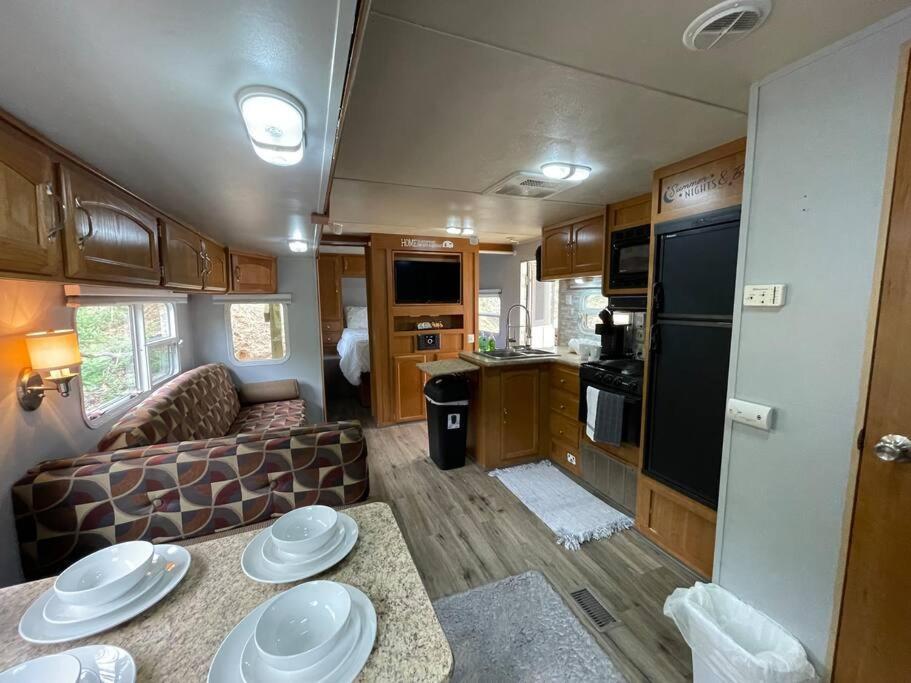 Ferienhaus Ramblin Rose Camper - Theater - Hot-tub - Fire Pit