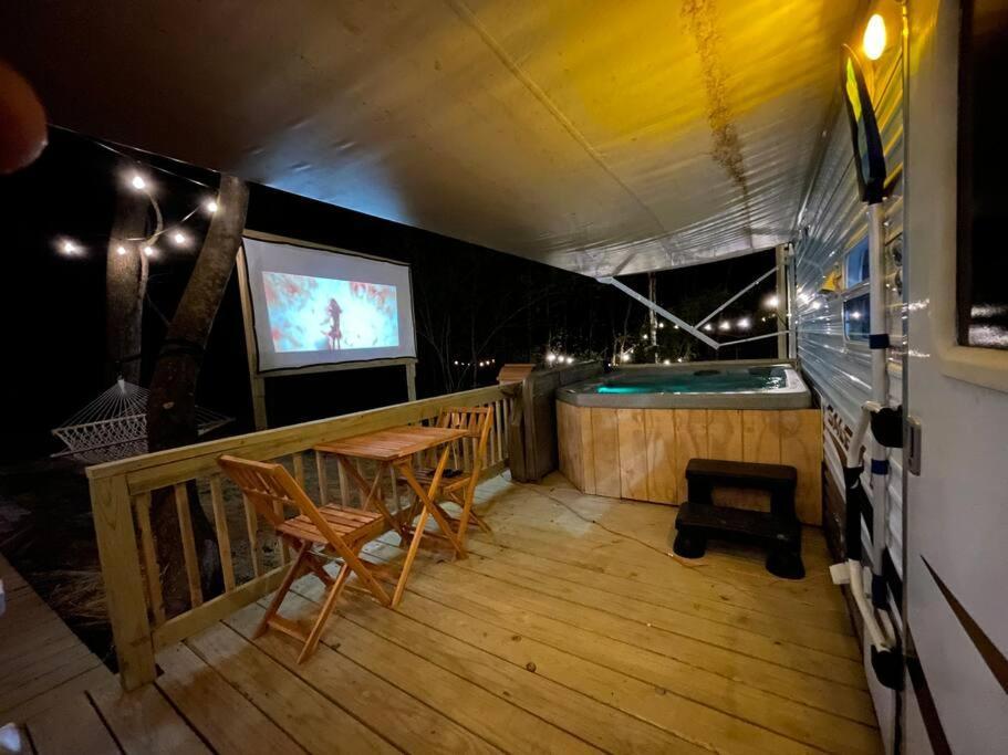 Ramblin Rose Camper - Theater - Hot-tub - Fire Pit Ferienhaus *