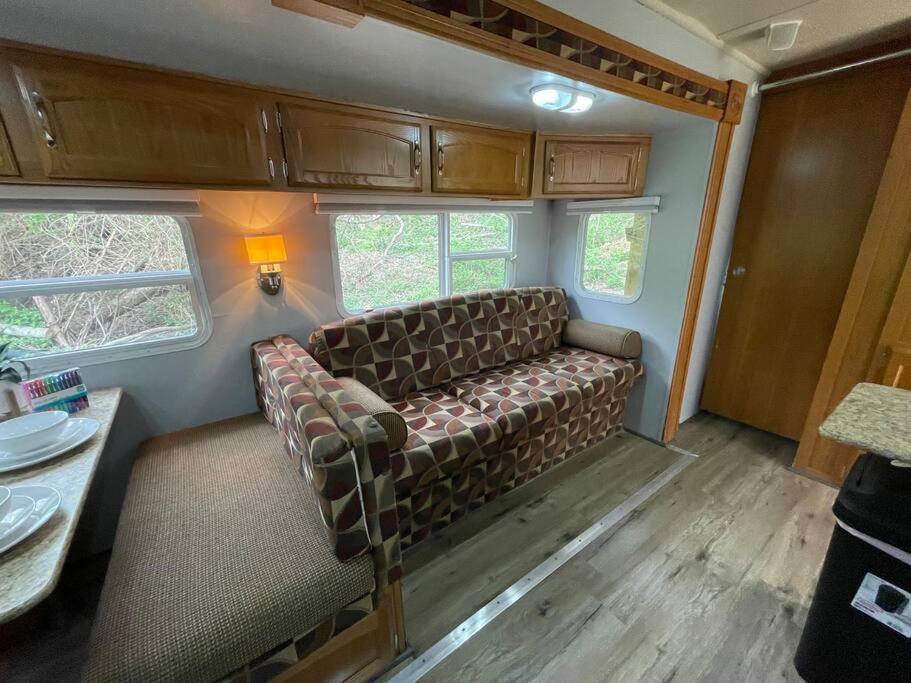 Ferienhaus Ramblin Rose Camper - Theater - Hot-tub - Fire Pit Jonesville