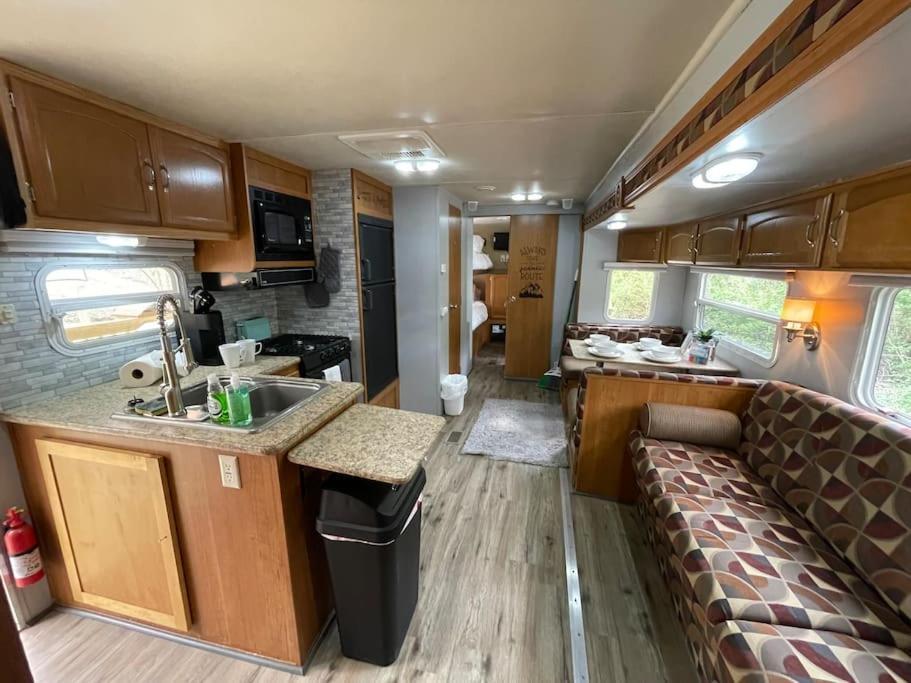 Ramblin Rose Camper - Theater - Hot-tub - Fire Pit Ferienhaus Jonesville