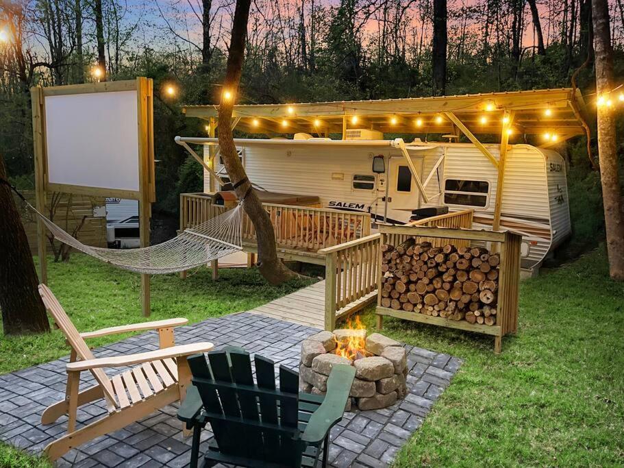 Ramblin Rose Camper - Theater - Hot-tub - Fire Pit *