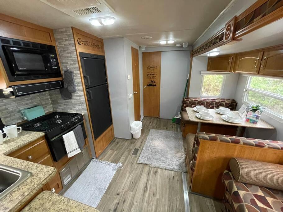 Ramblin Rose Camper - Theater - Hot-tub - Fire Pit Ferienhaus *