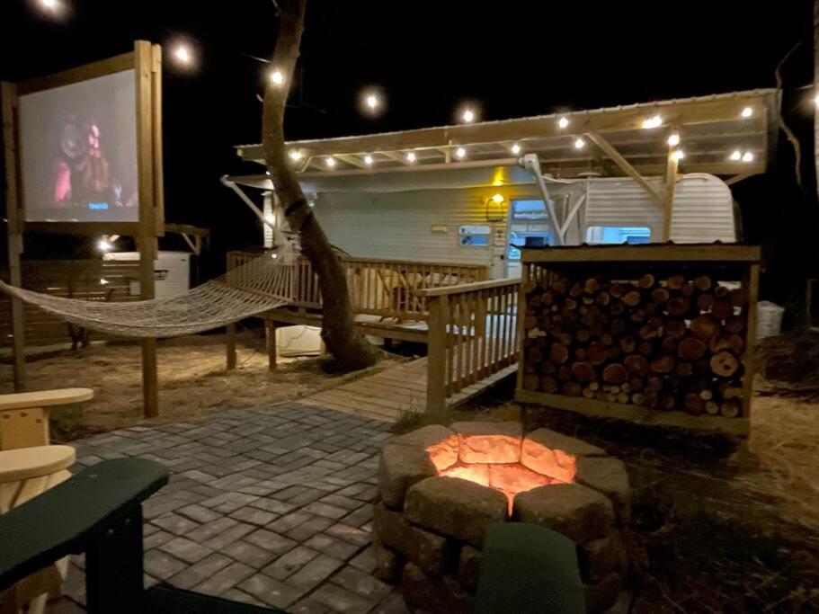 Ramblin Rose Camper - Theater - Hot-tub - Fire Pit Ferienhaus *